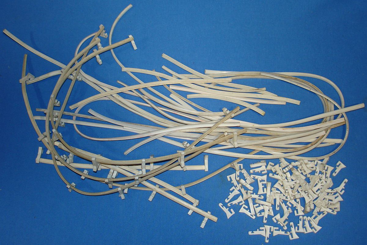 Aurora Model Motoring HO Scale Slot Car Racing Track 30 White Guard Rails and 120 Posts Lot #1352 Aurora Model Motoring HO Scale Slot Car Racing Track 30 White Guard Rails and 120 Posts Lot #1352