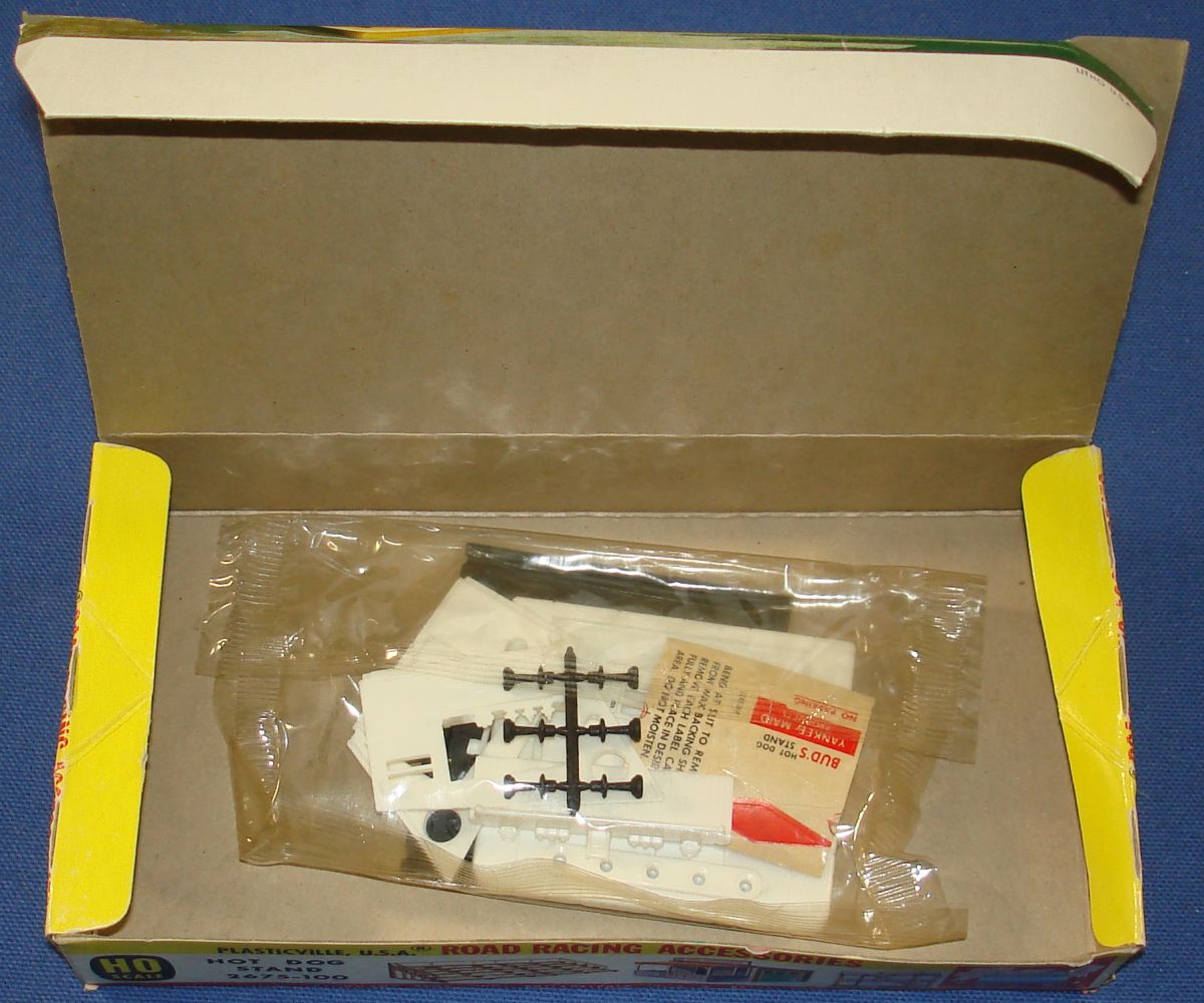 Plasticville Slot Car Racing Track Structure Hot Dog Stand #2675 Contents