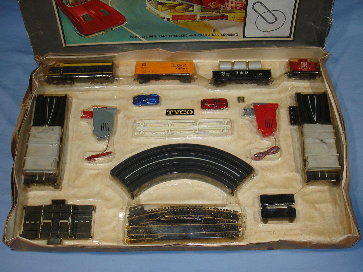 TYCO S SPEEDWAYS ROAD RAIL SLOT CAR RACING MODEL RAILROAD TRAIN SET 