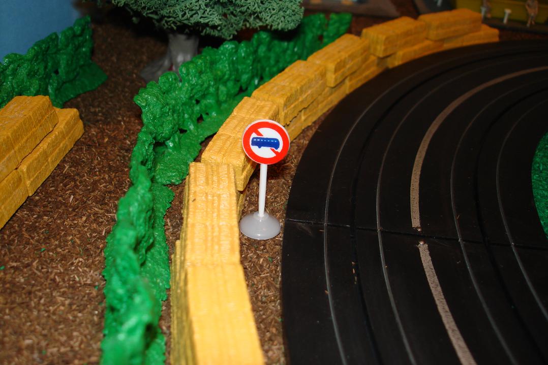 Marusan HO Scale Made In Japan Slot Car Road Racing Scenery Traffic Sign No Bus Zone