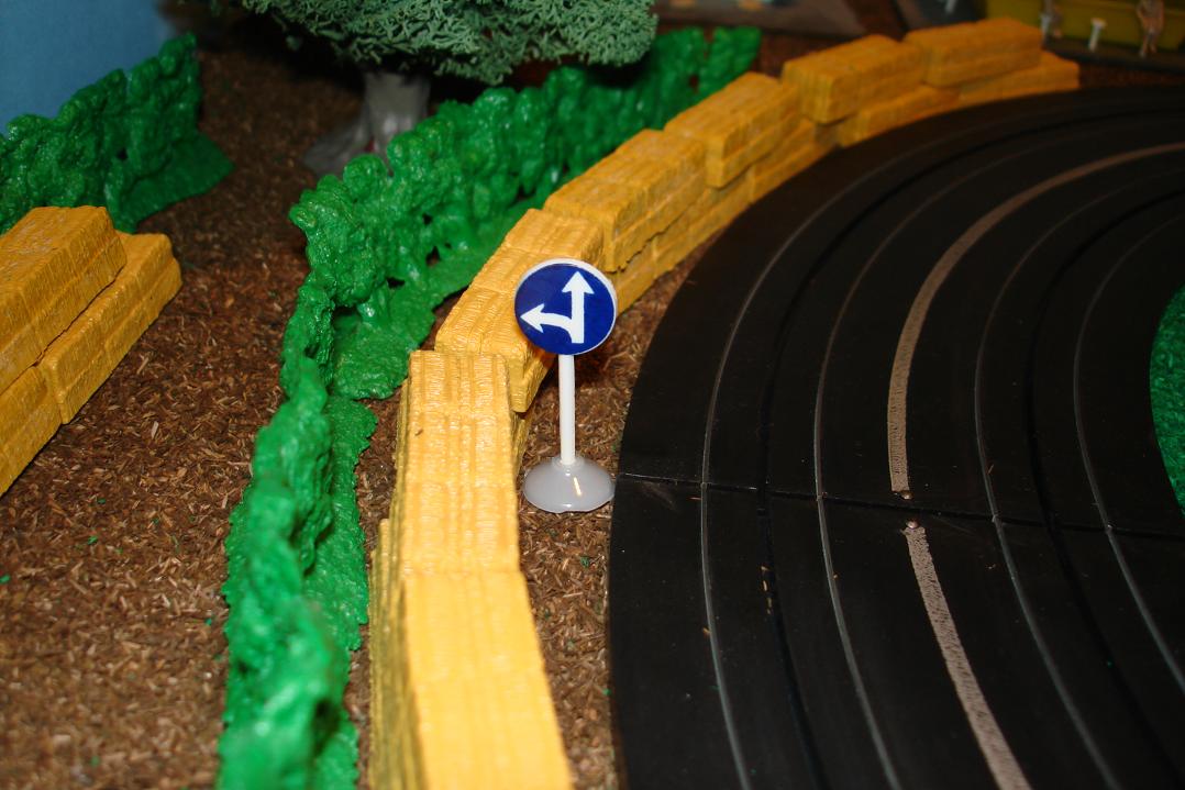 Marusan HO Scale Made In Japan Slot Car Road Racing Scenery Traffic Sign Straight Or Left Turn