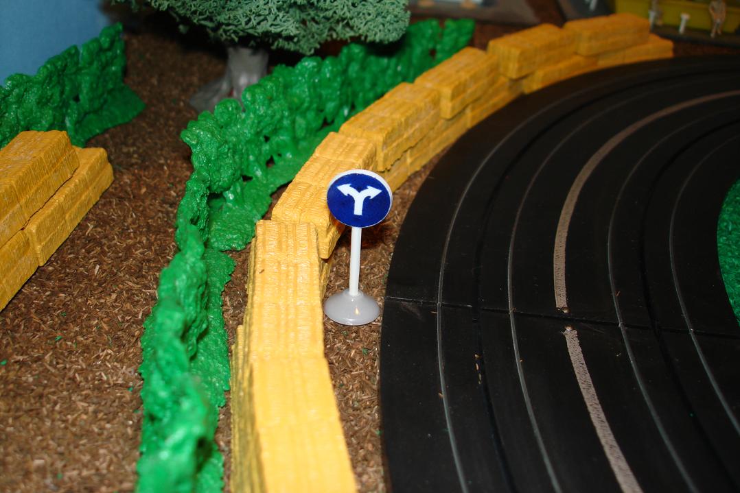 Marusan HO Scale Made In Japan Slot Car Road Racing Scenery Traffic Sign Left Or Right Turn