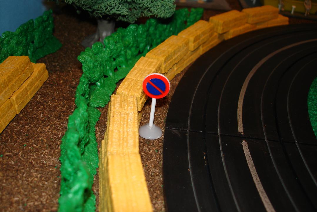 Marusan HO Scale Made In Japan Slot Car Road Racing Scenery Traffic Sign No Parking Zone