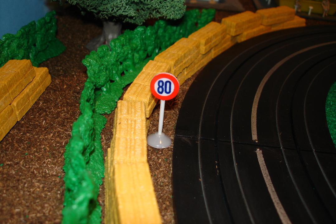 Marusan HO Scale Made In Japan Slot Car Road Racing Scenery Traffic Sign 80 Km Maximum Speed Limit