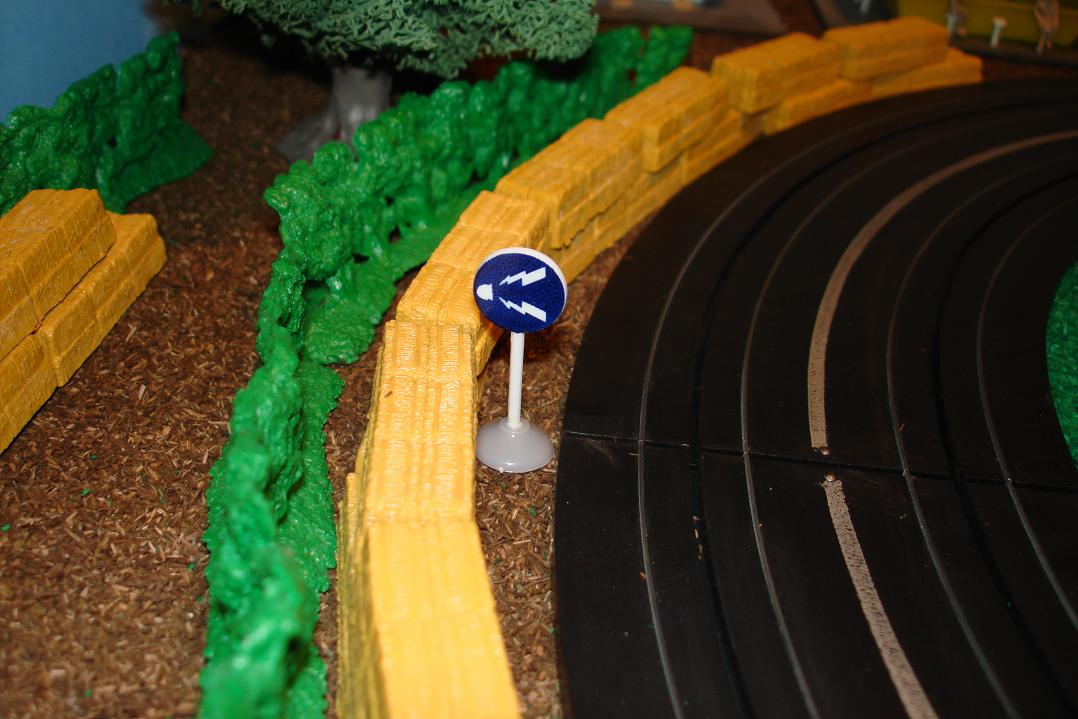 Marusan HO Scale Made In Japan Slot Car Road Racing Scenery Traffic Sign Sound Horn