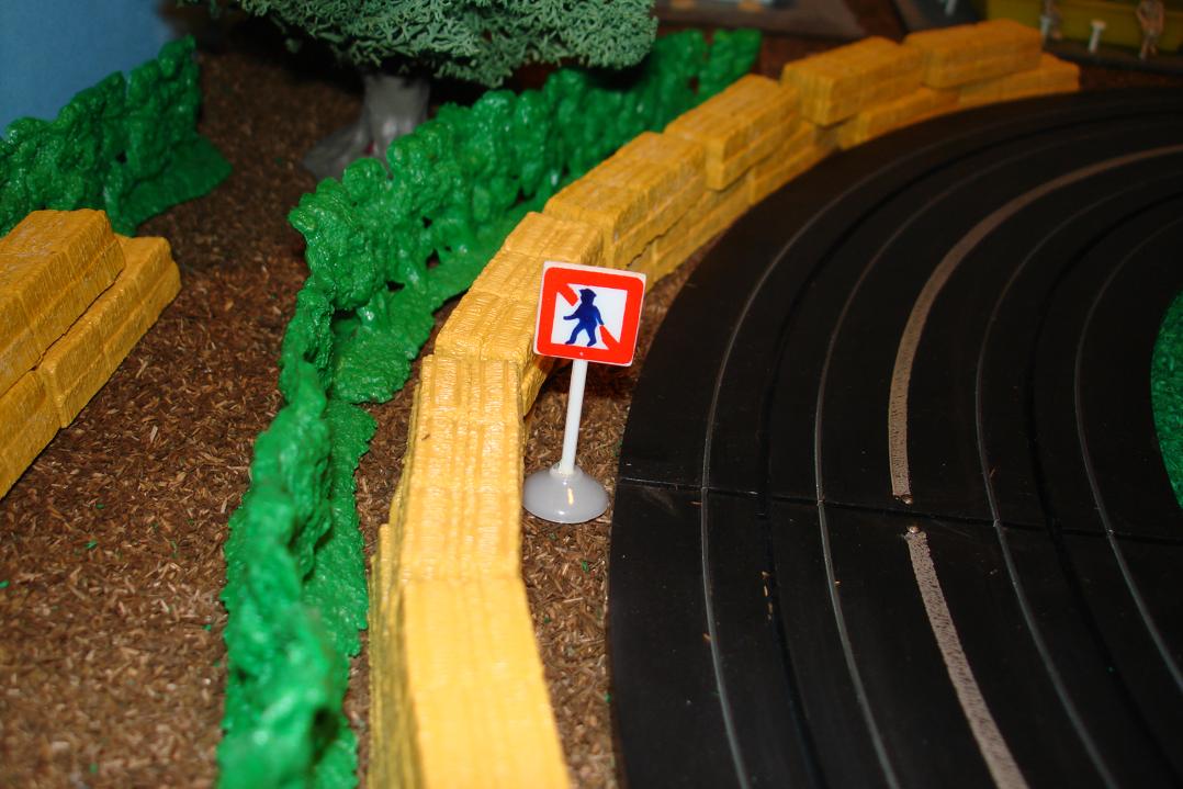 Marusan HO Scale Made In Japan Slot Car Road Racing Scenery Traffic Sign No Pedestrian Zone