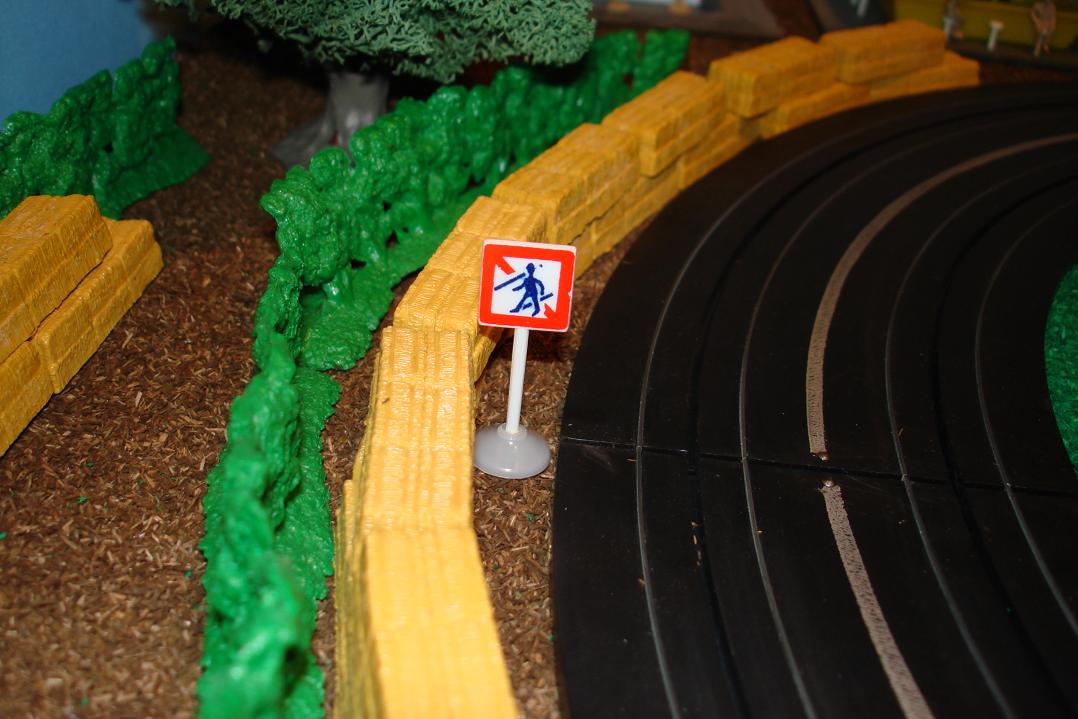 Marusan HO Scale Made In Japan Slot Car Road Racing Scenery Traffic Sign Do Not Cross Here