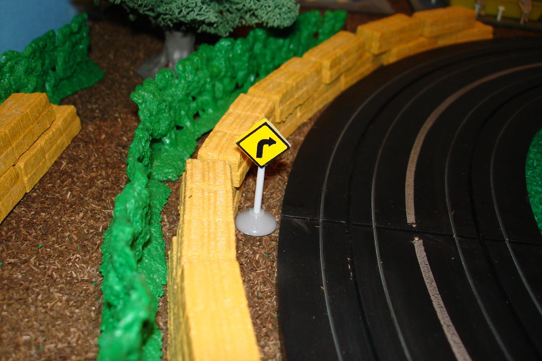 Marusan HO Scale Made In Japan Slot Car Road Racing Scenery Traffic Sign Right Curve Ahead