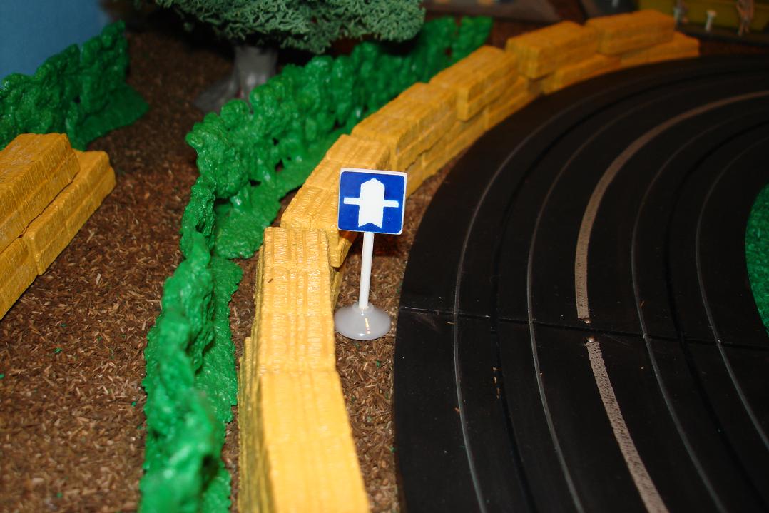 Marusan HO Scale Made In Japan Slot Car Road Racing Scenery Traffic Sign High Priority Road