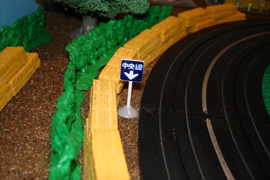 Marusan HO Scale Made In Japan Slot Car Road Racing Scenery Traffic Sign Center Line Of Road