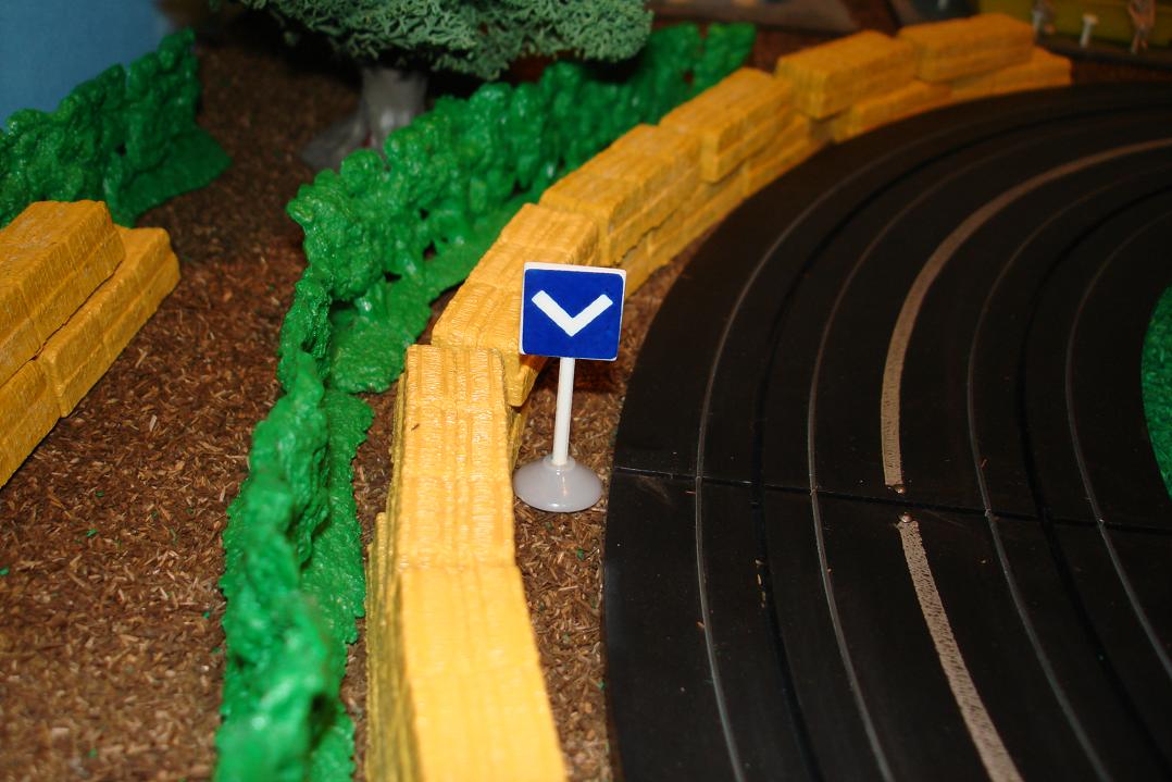 Marusan HO Scale Made In Japan Slot Car Road Racing Scenery Traffic Sign Safety Zone Traffic Island