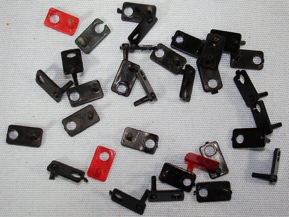 Aurora Model Motoring HO Slot Car Racing Thunderjet 500 Chassis Black Front Red Rear Track Guide Pins Aurora Model Motoring HO Slot Car Racing Thunderjet 500 Chassis Black Front Red Rear Track Guide Pins