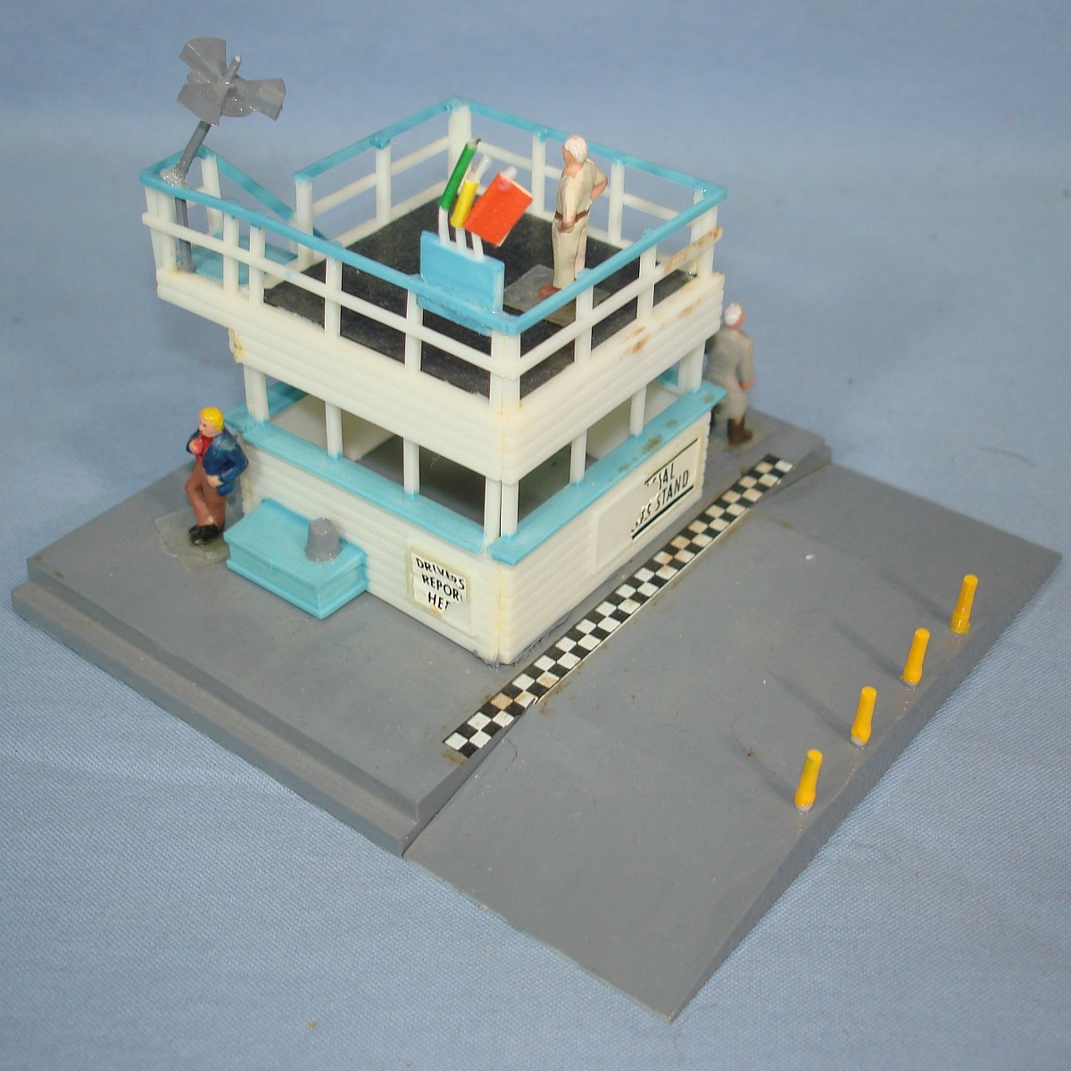 Aurora AFX Model Motoring HO Scale Slot Car Racing Judges Stand Kit #2022 Aurora AFX Model Motoring HO Scale Slot Car Racing Judges Stand Kit #2022